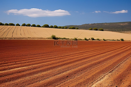 黄土高原河背景图片_田地已经变成棕色，可以耕种了