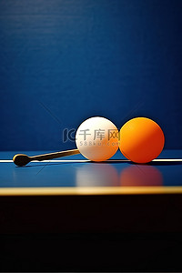 桌子上有两个乒乓球蛋