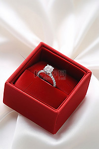 白色背景下红色天鹅绒盒子里的结婚戒指