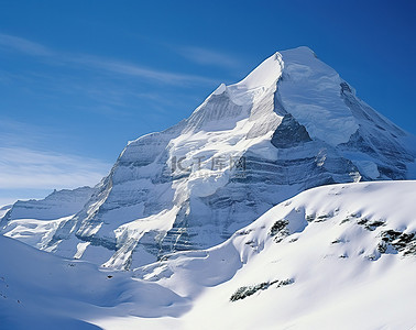 守护一座城背景图片_一座雪山，背景是蓝天