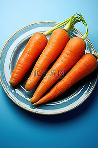 蔬菜根背景图片_蓝盘上的五根胡萝卜，配生菜西红柿和胡萝卜