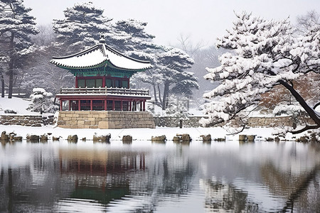 亚洲最古老的宝塔周围被雪覆盖的树木和水