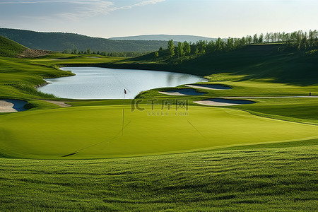 乡村振兴免费背景图片_拥有美丽绿草和湖泊的高尔夫球场