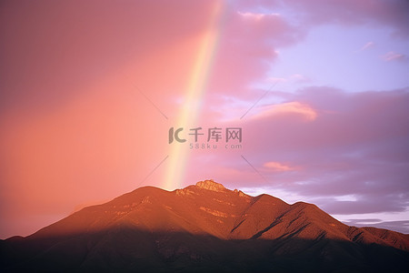 天空山脉背景图片_山上的彩虹