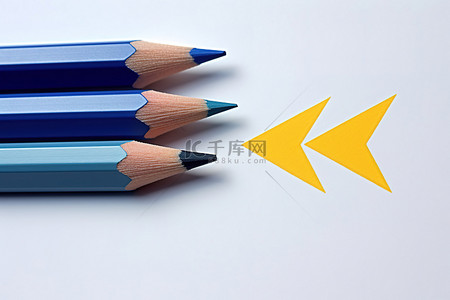 蓝色箭头 带有黄色箭头的铅笔