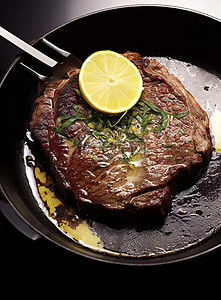 牛排煎锅背景图片_该图显示了煎锅中的牛排和柠檬片