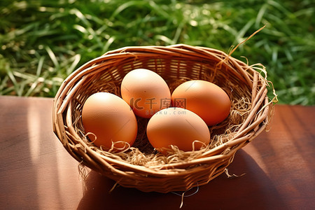 草篮背景图片_一个木制的鸡蛋篮，上面放着三个棕色鸡蛋