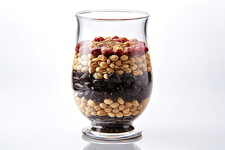装满坚果和种子的玻璃杯，盖子是用玻璃杯底部制成的