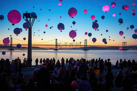 人们坐在旧金山海滨，周围有许多彩色气球