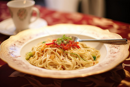 猴子炒饭背景图片_面条炒饭和蔬菜盛在一个白色的小碗里