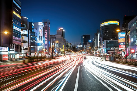 路灯背景图片_东京 一个城市，有一条繁忙的街道，有很多汽车和路灯