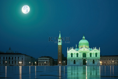 欧洲背景图片_月亮升起在一个大广场上方，背景是建筑物