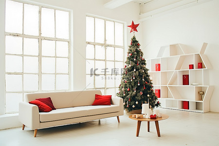 白色客厅里的圣诞树和一些装饰品