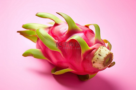 粉红色背景中热带水果火龙果的图像