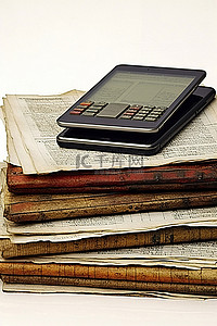 电脑计算器背景图片_一台可计算的 iPad 平板电脑，旁边放着一堆打印的财务文件