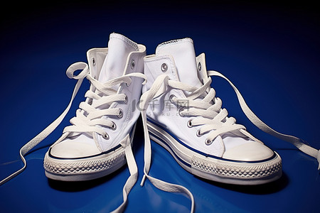 白色匡威鞋，用绳子将它们系在一起