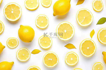 白色背景中的新鲜柠檬黄片