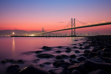 海天空背景图片_日出时的南京桥在石海上