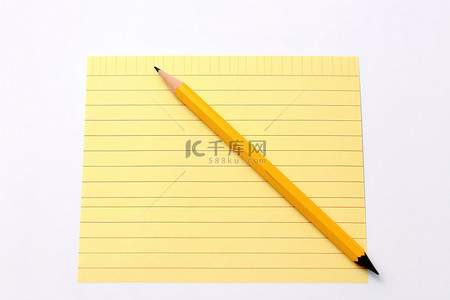 白色背景上的黄色信纸和一支铅笔