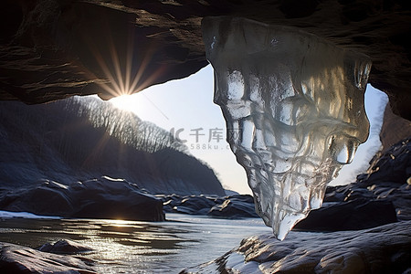 川崎峡谷岩石上的冰日出