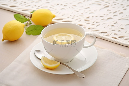桌上放着一杯加柠檬的白茶