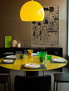 勺子黄色背景图片_一间现代餐厅，有几个黄色盘子，一个大黑灯，中间有一个玻璃板