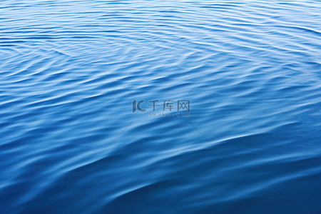 湖水涟漪背景图片_蓝色的湖水泛起涟漪