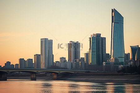 利昂林首尔河和多伦多日落时的摩天大楼