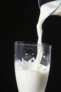 牛奶流入玻璃杯