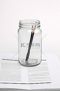 装有铅笔和水的 eya 玻璃板罐