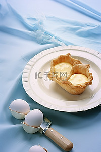 麦多馅饼背景图片_馅饼卷和一些鸡蛋放在两个白盘子和粗棉布上