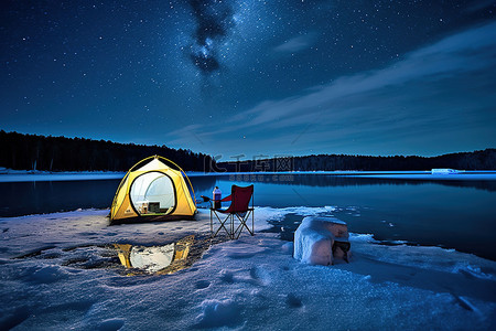 结冰的池塘上的帐篷