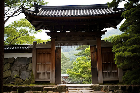 树木旁边的日本大门