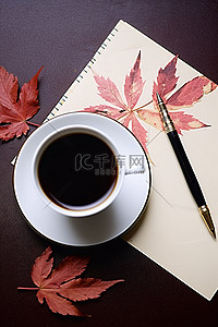 桌上放着一杯咖啡笔和信封