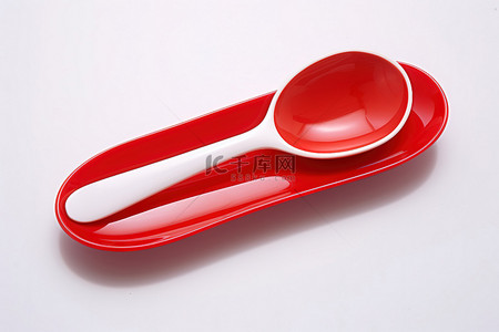 红色盘子背景图片_一个带有红色盘子的勺子