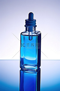 闪亮表面上的蓝色液体瓶
