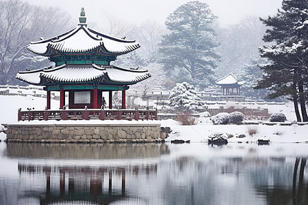 池塘边的雪中有一座宝塔