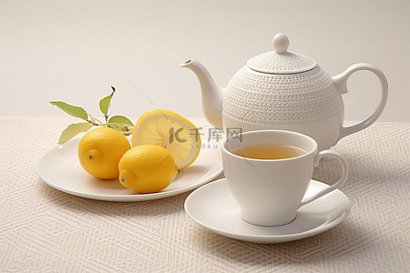 茶倒在杯子和勺子上，柠檬片和茶壶坐在它前面