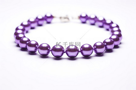白色背景上的紫色珍珠项链