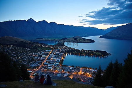 新西兰松木背景图片_黄昏时分，皇后镇被照亮，当地人徒步进入山下