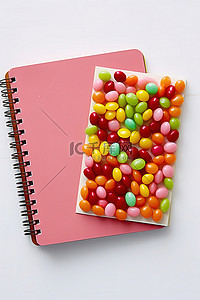使笔记本和绿色软心豆粒糖振作起来