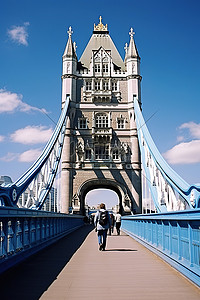 一名男子在伦敦塔桥附近的一座桥上行走