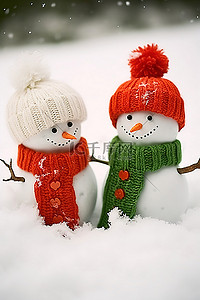 暖心圣诞背景图片_两个穿着圣诞毛衣的雪人戴着暖心帽子站在雪地里