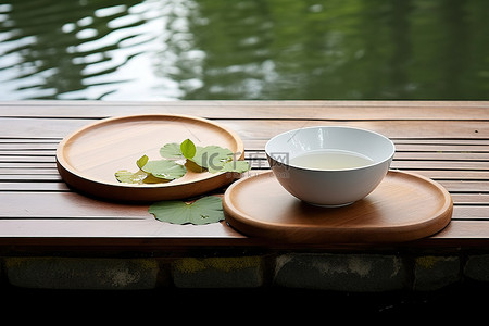 两人木桌，水边有一个碗和一个盖子