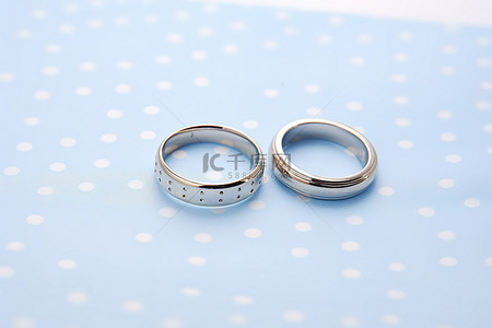 爱德华戒指 蓝色正方形表面上的一对匹配的结婚戒指