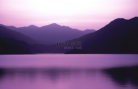 紫色的湖水和远处的山