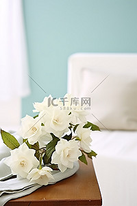桌面上有白色的花朵，白色的毯子上有花朵