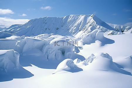 从雪覆盖的斜坡上看到的雪山