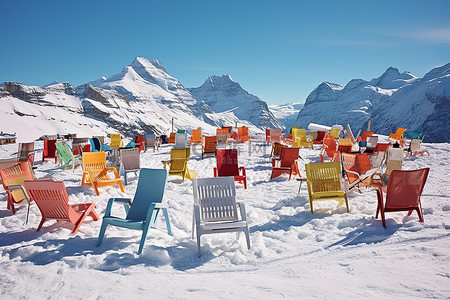 坐在白雪覆盖的山顶露台上的椅子