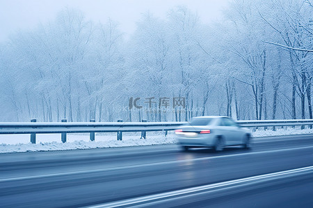 蓝色季节雪落在树上的高速公路上的汽车